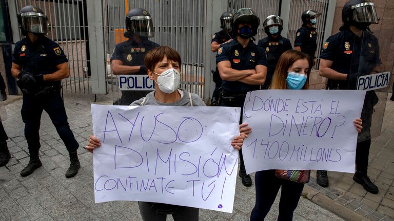 Coronavirus: Demonstrations in Madrid ahead of Monday's tough new lockdown measures