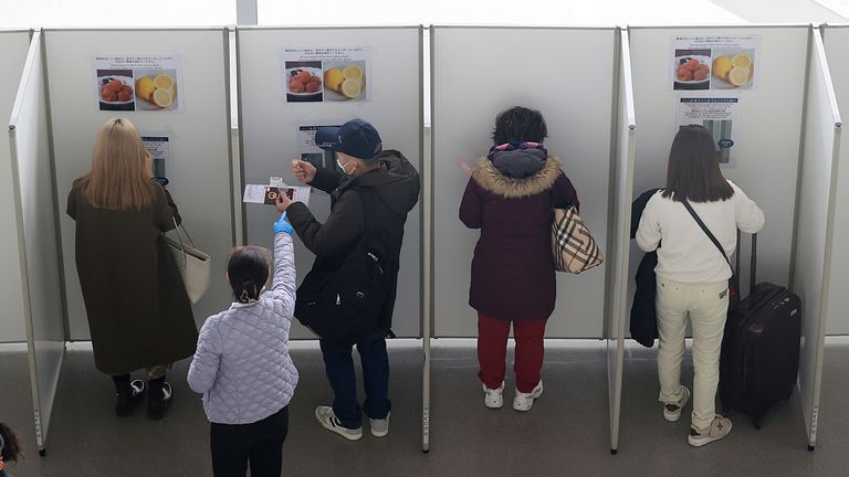 China halts short-term visas for South Koreans in retaliation for COVID travel restrictions